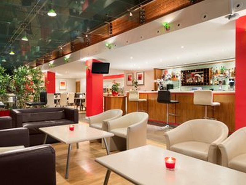 Ramada Hounslow - Heathrow East Hotel Bagian luar foto