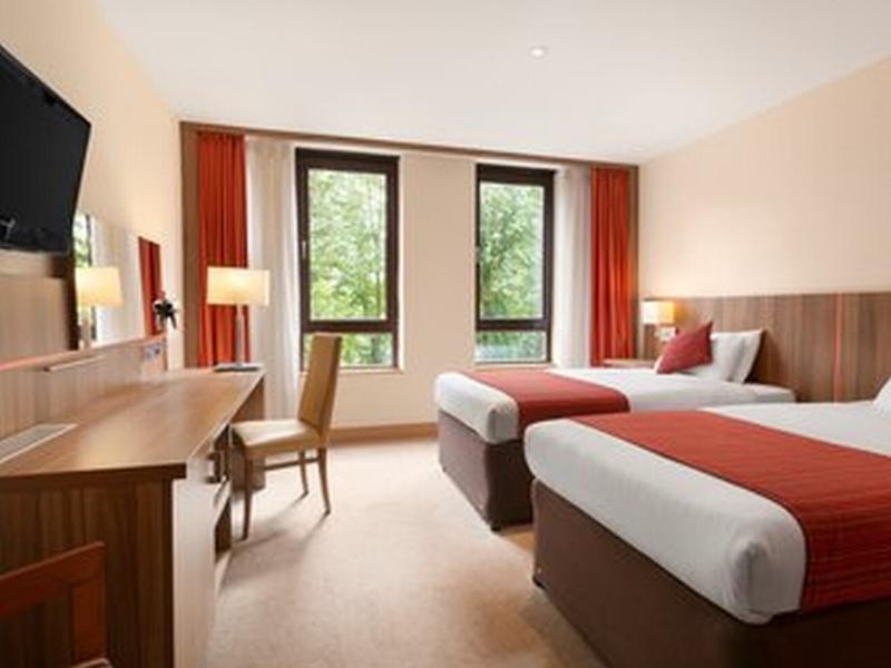 Ramada Hounslow - Heathrow East Hotel Bagian luar foto