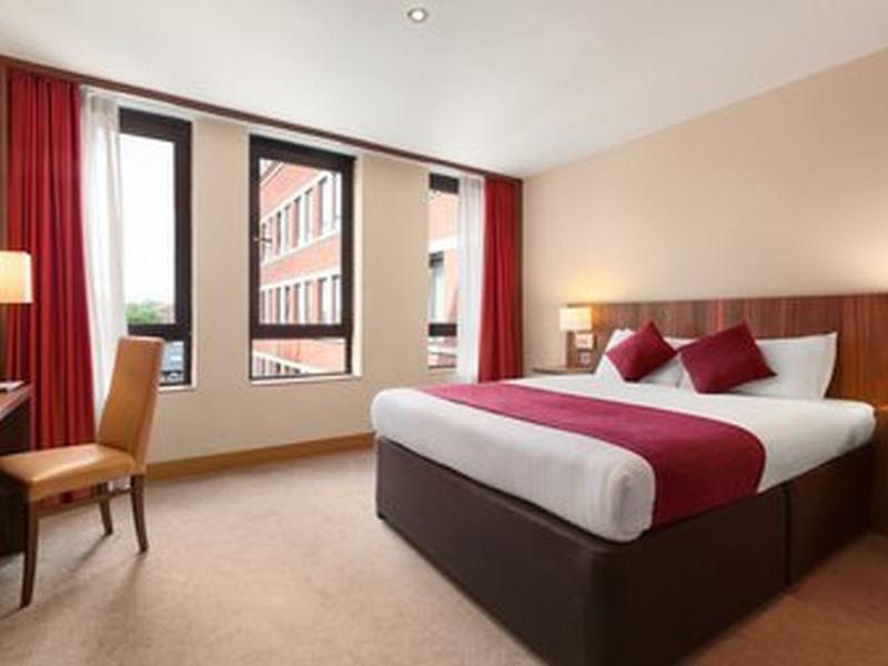 Ramada Hounslow - Heathrow East Hotel Bagian luar foto