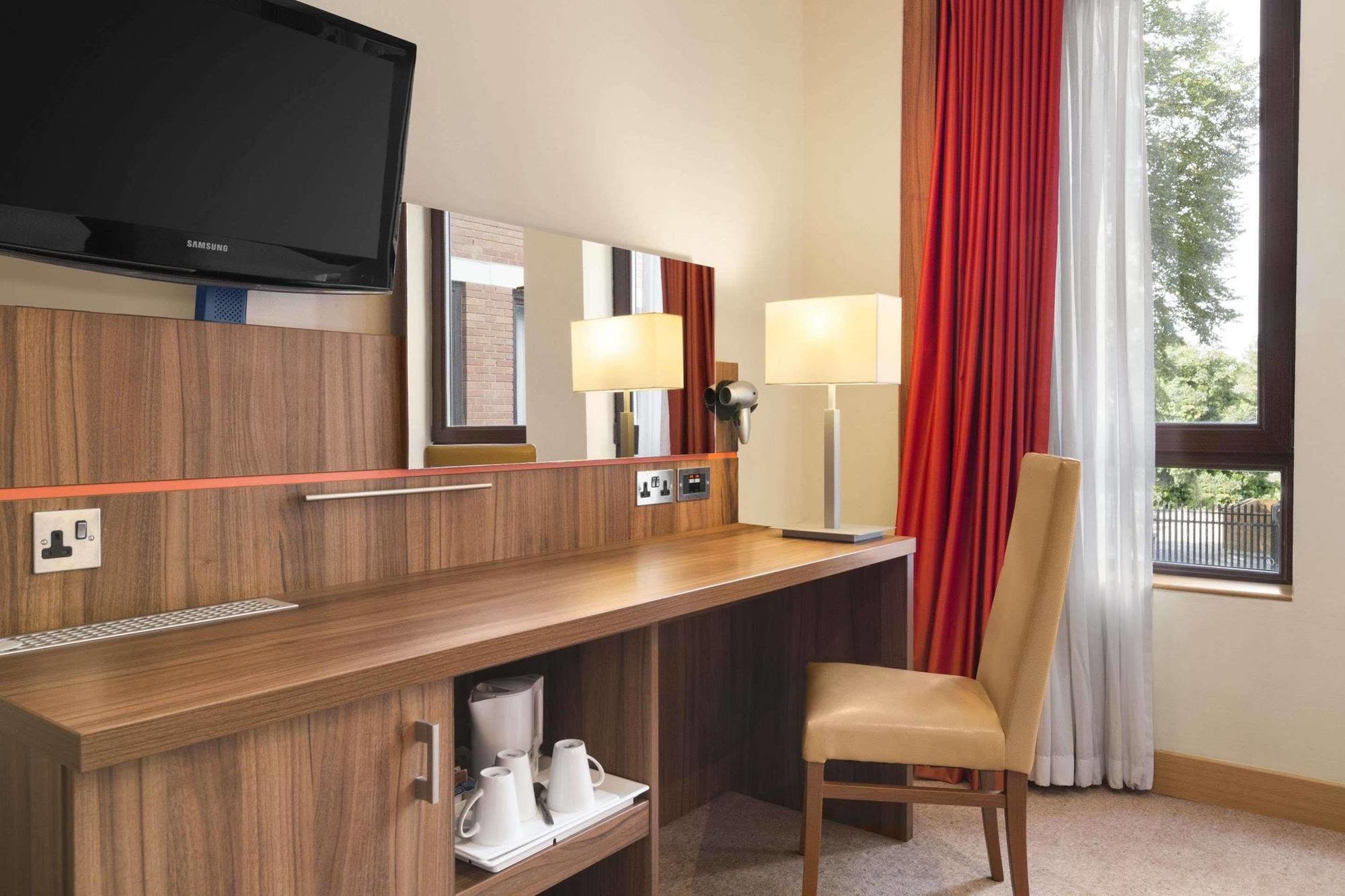 Ramada Hounslow - Heathrow East Hotel Bagian luar foto