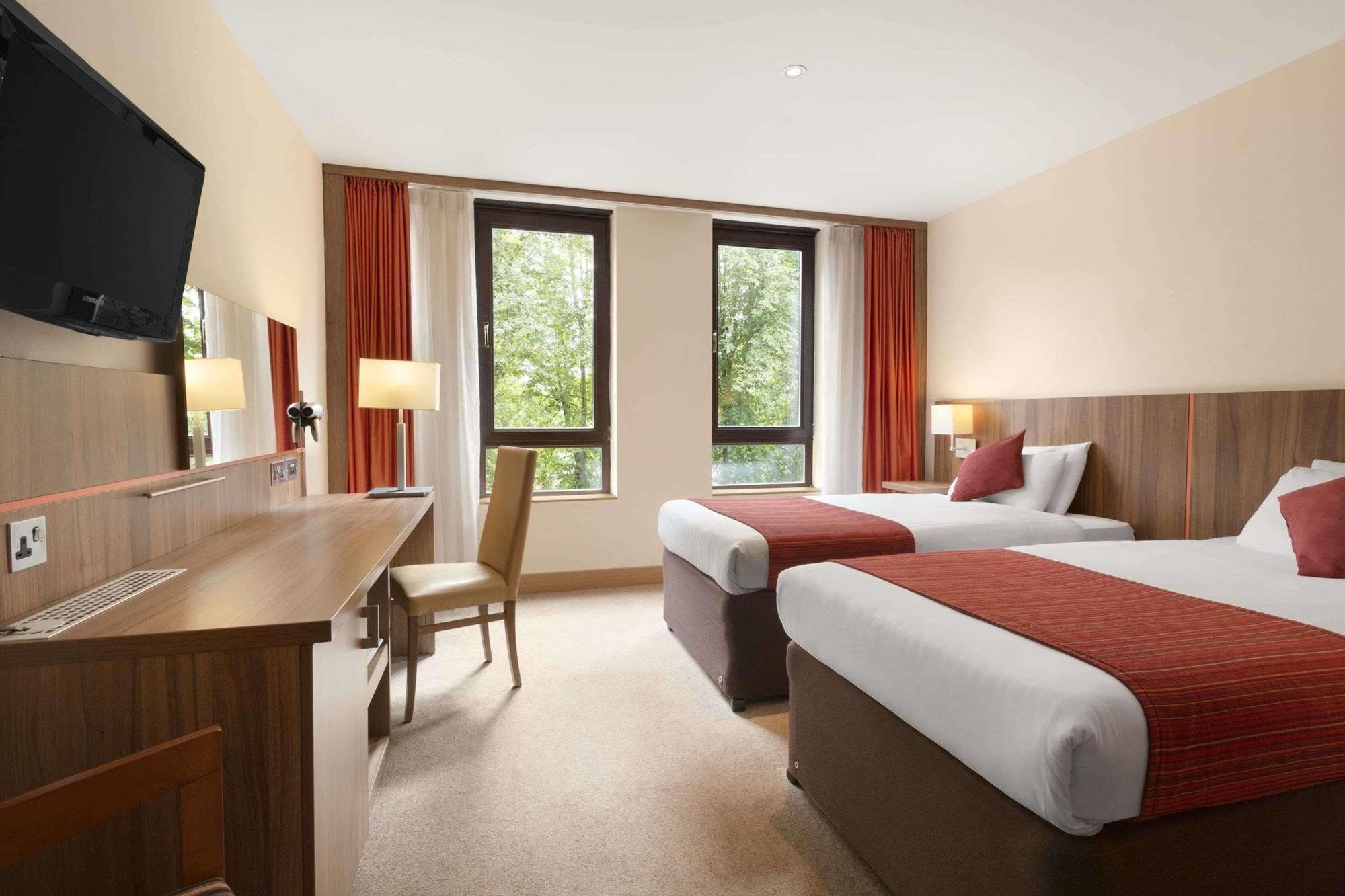 Ramada Hounslow - Heathrow East Hotel Bagian luar foto