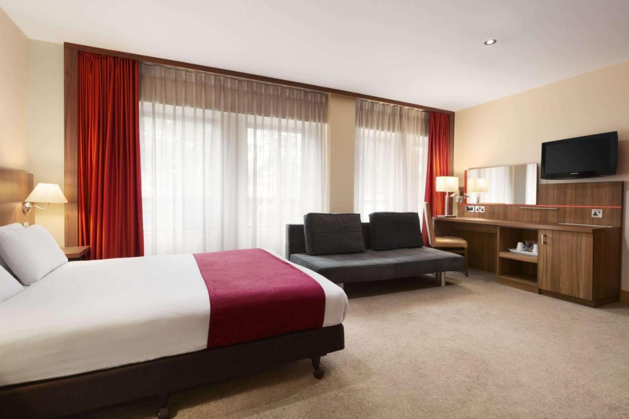 Ramada Hounslow - Heathrow East Hotel Bagian luar foto