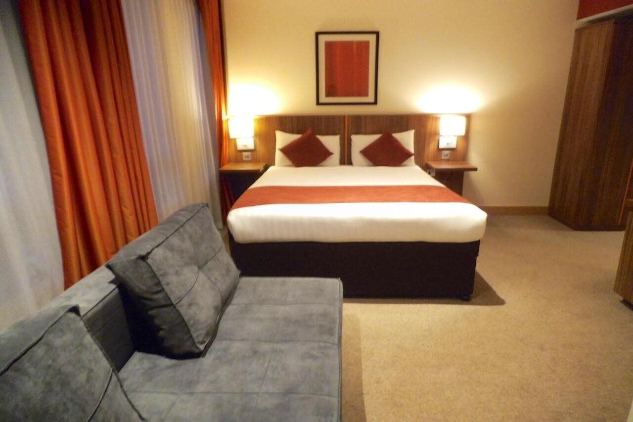 Ramada Hounslow - Heathrow East Hotel Bagian luar foto